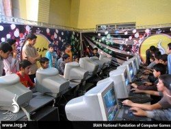 دانش آموزان به نمایشگاه بازی‌های رایانه‌ای می‌آیند